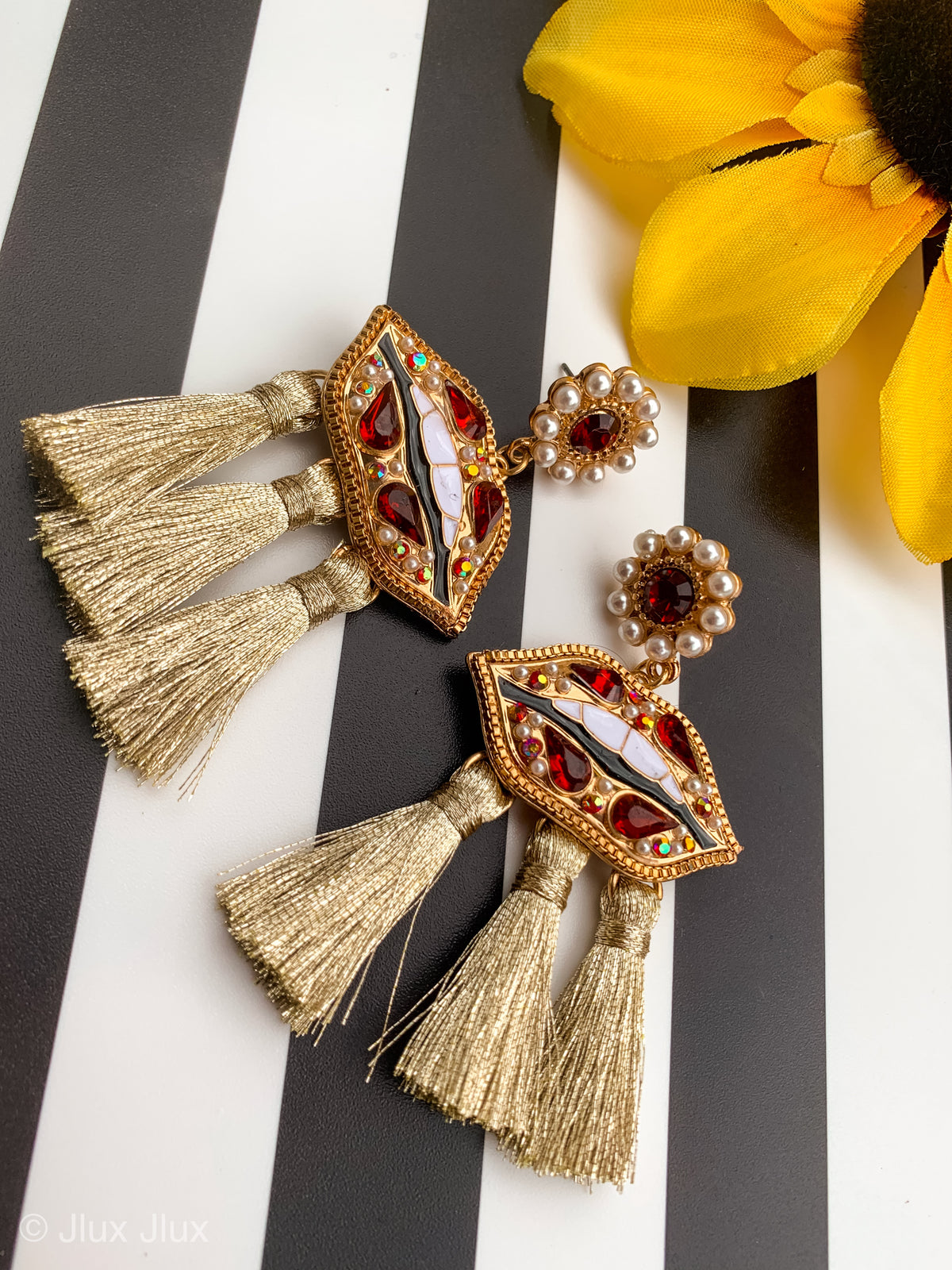 PEARL AND CRYSTAL ACCENT LIPS WITH METALLIC TASSEL EARRING